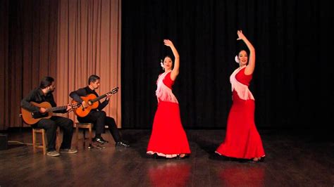  Entre Dos Aguas: A Riveting Flamenco Exploration Through Cascading Rhythms and Emotive Vocals